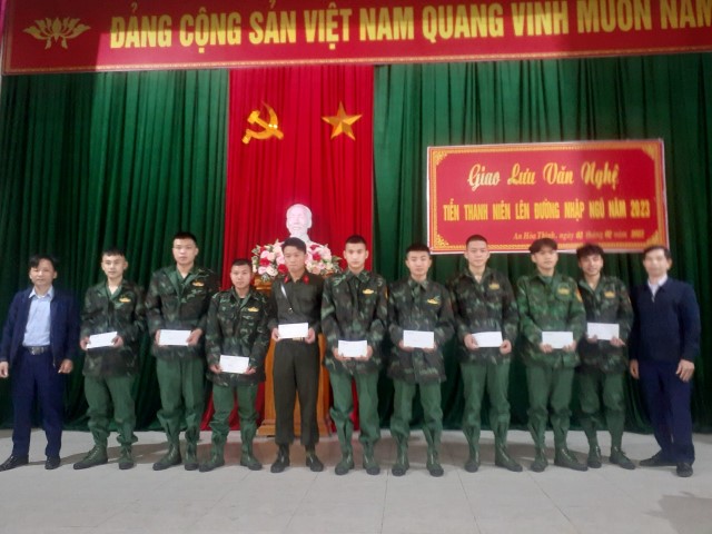 GẶP MẶT Thanh niên lên đường nhập ngũ